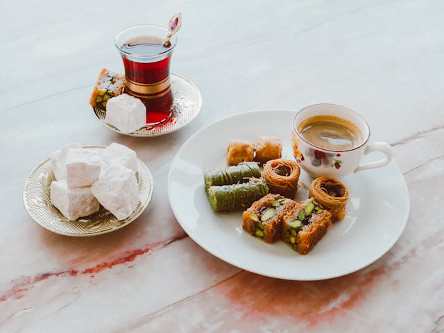 Baklava und Tee typische Gerichte Sidebar tuerkisch Rezepte