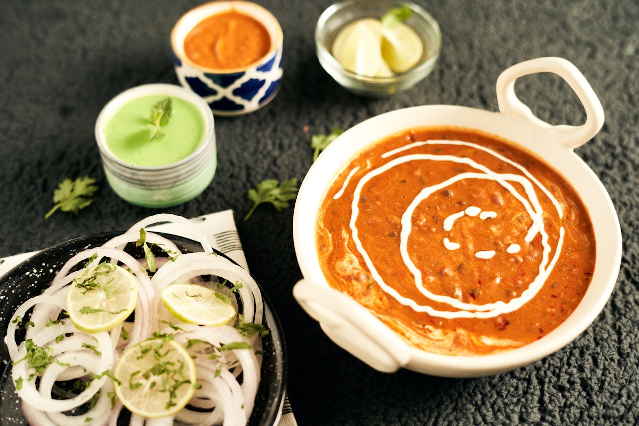 Linsensuppe serviert Türkische Linsensuppe (Mercimek Çorbası) – Einfach, herzhaft und gesund